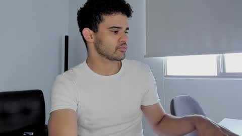 Im Chirs IM MODEL INDEPENDT online show from October 20, 2025, 3:01 pm