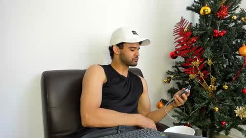 Im Chirs IM MODEL INDEPENDT online show from November 25, 2025, 4:29 pm