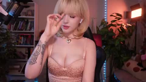 chriss_foxx online show from July 1, 2026, 3:34 pm
