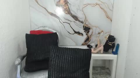 chrystal hotty online show from September 14, 2025, 12:26 pm