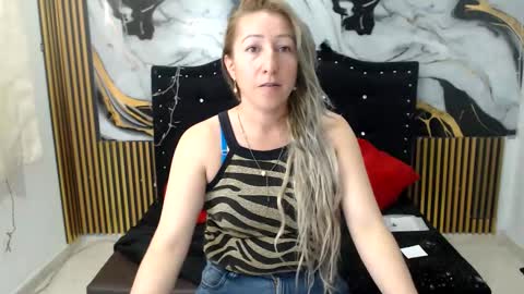 chrystal hotty online show from October 1, 2025, 1:50 pm
