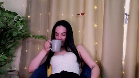 Nia online show from April 25, 2026, 1:41 pm