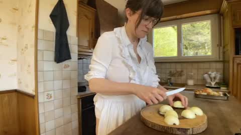 Claire Moulin online show from April 24, 2026, 12:07 pm