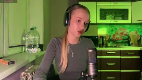 cleotildeamsinger online show from May 4, 2026, 7:21 pm