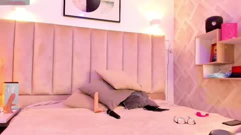 clhoe_johnson_ online show from November 11, 2025, 1:00 pm