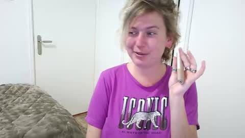 Snapshot of clittytastic chatting on December 17, 2025, 8:09 am Syl online show from December 17, 2025, 8:09 am