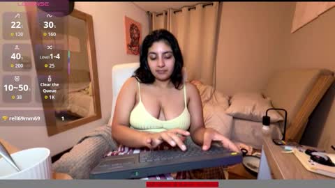 cloe small online show from October 13, 2025, 4:34 am