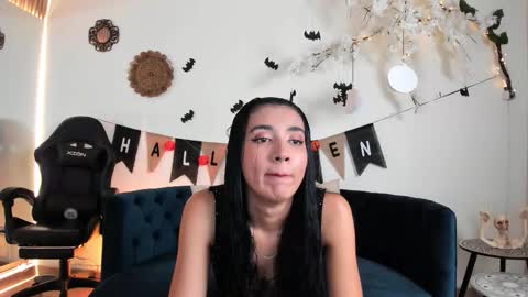 CLOE  online show from October 12, 2025, 3:27 am