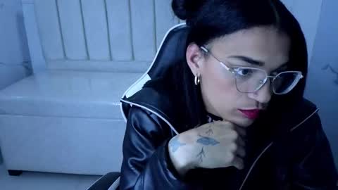 cloee online show from October 18, 2025, 3:20 am