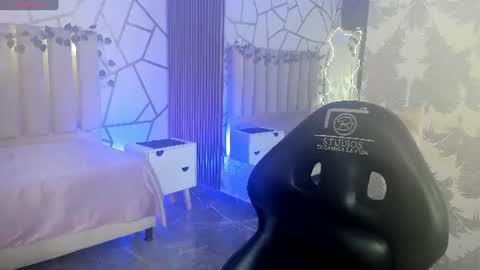 cloee_tay1 online show from June 19, 2026, 11:47 am