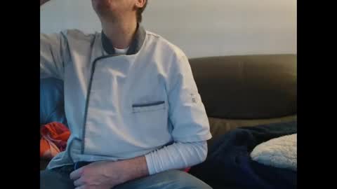 clouplefun online show from November 22, 2025, 7:40 am