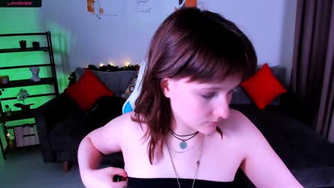 Snapshot of clover_red chatting on January 18, 2025, 6:53 pm Clover follow me online show from January 18, 2025, 6:53 pm