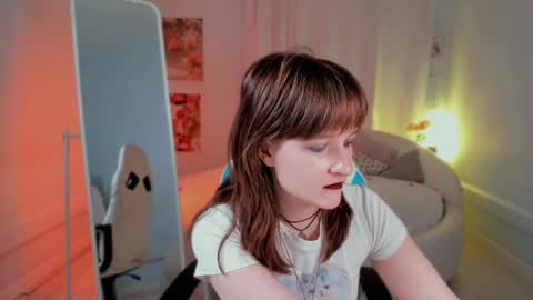 Snapshot of clover_red chatting on February 18, 2025, 5:21 pm Clover follow me online show from February 18, 2025, 5:21 pm