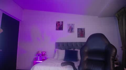 Snapshot of clown_face chatting on December 6, 2024, 6:26 am emely dolce online show from December 6, 2024, 6:26 am