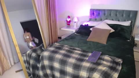 Snapshot of clown_face chatting on December 7, 2024, 6:43 am emely dolce online show from December 7, 2024, 6:43 am