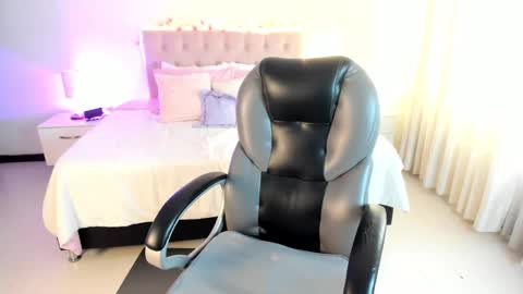 Snapshot of clown_face chatting on September 28, 2025, 3:28 pm emely dolce online show from September 28, 2025, 3:28 pm