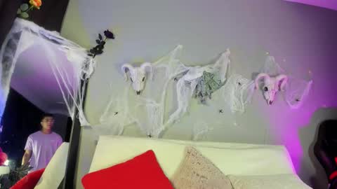 colstorw_ online show from October 24, 2025, 10:33 am