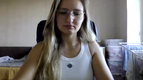 Snapshot of cora_fora chatting on September 12, 2025, 7:19 am cora_fora online show from September 12, 2025, 7:19 am