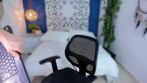   online show from October 21, 2025, 12:06 pm