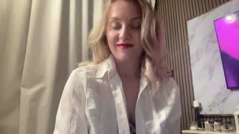 Snapshot of cosmo_blondiee chatting on September 16, 2025, 3:35 pm cosmo_blondiee online show from September 16, 2025, 3:35 pm