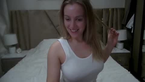 Snapshot of cosmo_blondiee chatting on October 20, 2025, 10:16 am cosmo_blondiee online show from October 20, 2025, 10:16 am