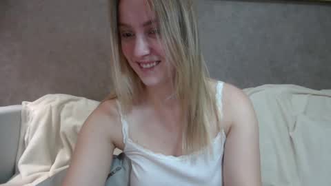 Snapshot of cosmo_blondiee chatting on November 5, 2025, 12:27 pm cosmo_blondiee online show from November 5, 2025, 12:27 pm