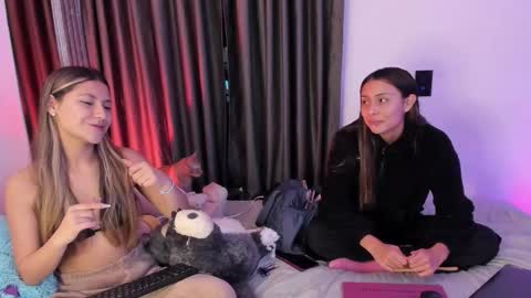 couple_funnyy online show from December 19, 2025, 4:19 am