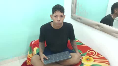 Snapshot of couple_sex22 chatting on October 2, 2025, 9:33 pm kloe matias online show from October 2, 2025, 9:33 pm