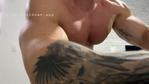 couplemuscle40 online show from December 3, 2025, 1:13 am