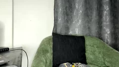 Snapshot of crave_meslowly chatting on April 29, 2026, 2:04 am Taliee online show from April 29, 2026, 2:04 am