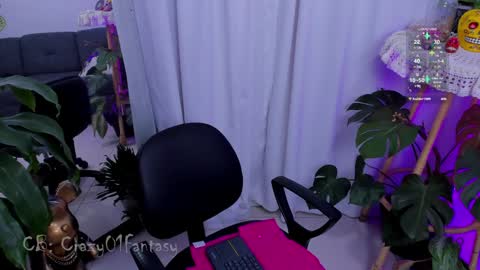 Snapshot of crazy01fantasy chatting on December 5, 2024, 8:55 am Laura online show from December 5, 2024, 8:55 am