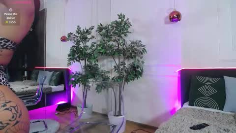 Snapshot of creamyinkk chatting on October 27, 2025, 12:31 pm Sophie online show from October 27, 2025, 12:31 pm