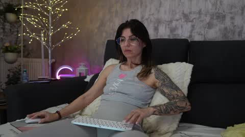 crissy_love online show from February 4, 2025, 12:29 am