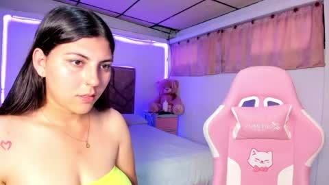 cristal_smith20 online show from June 18, 2026, 11:36 am