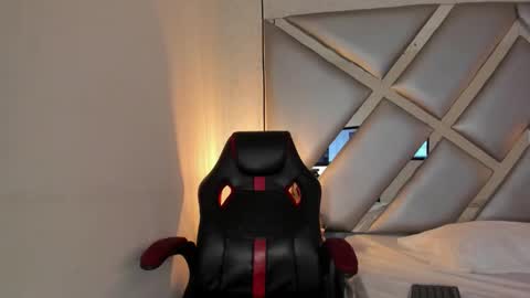 cristalevans_vc online show from October 17, 2025, 5:43 am