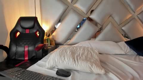 cristalevans_vc online show from October 17, 2025, 5:48 pm