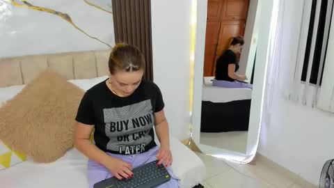 cristal walker online show from April 8, 2026, 10:26 am