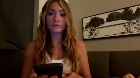 Snapshot of cristasworldxoxo chatting on September 15, 2025, 1:16 am Crista online show from September 15, 2025, 1:16 am