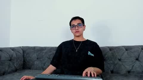 cristian_suarezz_ online show from October 5, 2025, 9:13 pm