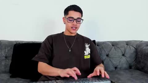 cristian_suarezz_ online show from October 26, 2025, 8:59 pm