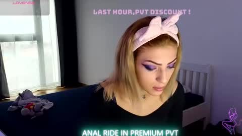 Crys online show from December 22, 2025, 8:44 am