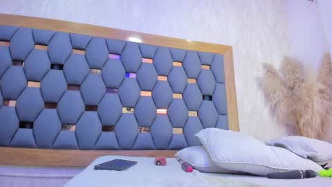 crystal_sm online show from December 23, 2025, 3:48 am