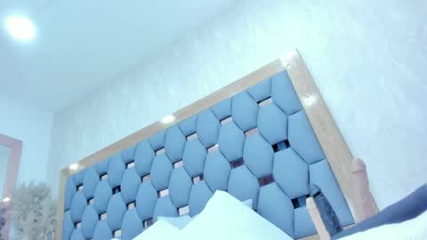 crystal_sm online show from May 25, 2026, 3:23 am
