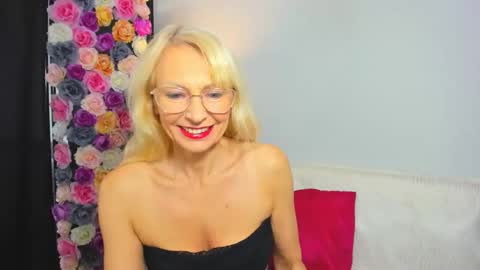 Snapshot of crystalgorgeous chatting on November 24, 2025, 4:40 pm Crsyatal online show from November 24, 2025, 4:40 pm