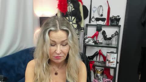 CrystalHotty online show from November 13, 2025, 6:12 am