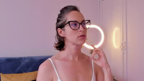 Leonela online show from March 27, 2026, 8:30 pm