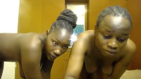 Snapshot of cum_bhaddie chatting on October 17, 2025, 7:55 am Cammy online show from October 17, 2025, 7:55 am