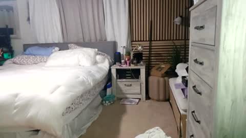 cumguzzlingskank online show from June 18, 2026, 1:28 am
