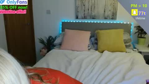 Snapshot of curiousneighbour chatting on February 15, 2026, 10:50 pm FREE Instagram dancingneighbour online show from February 15, 2026, 10:50 pm