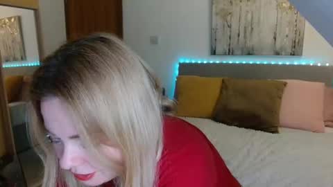 Snapshot of curiousneighbour chatting on February 28, 2026, 11:39 pm FREE Instagram dancingneighbour online show from February 28, 2026, 11:39 pm